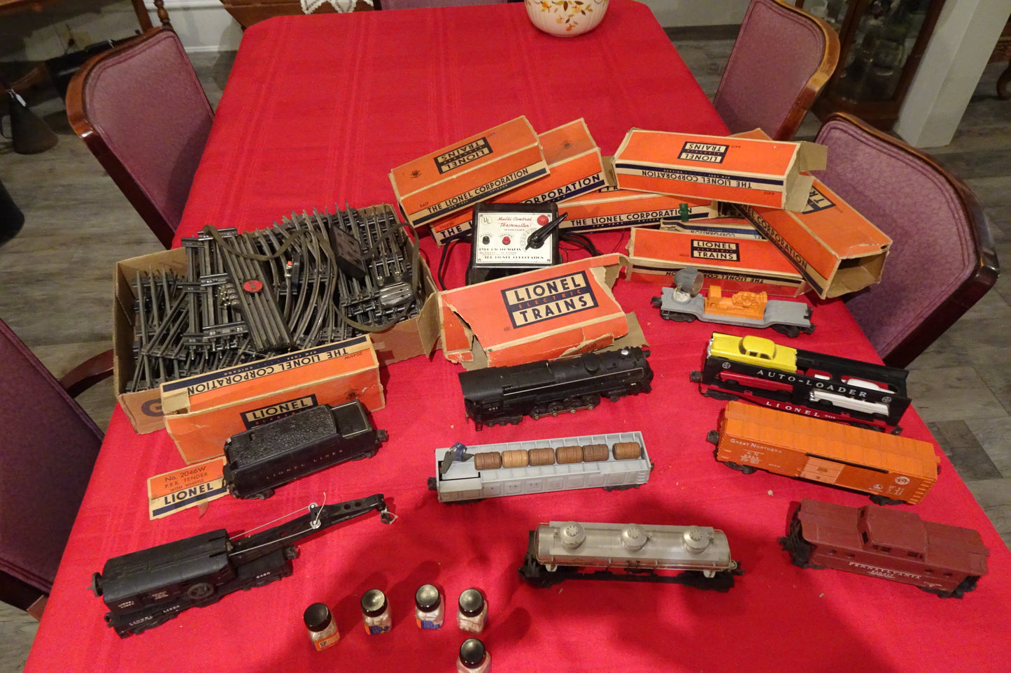 Vintage Lionel train set 0 Gauge, 1.48 Scale Steam Engine 681 w/tender, 7 Cars